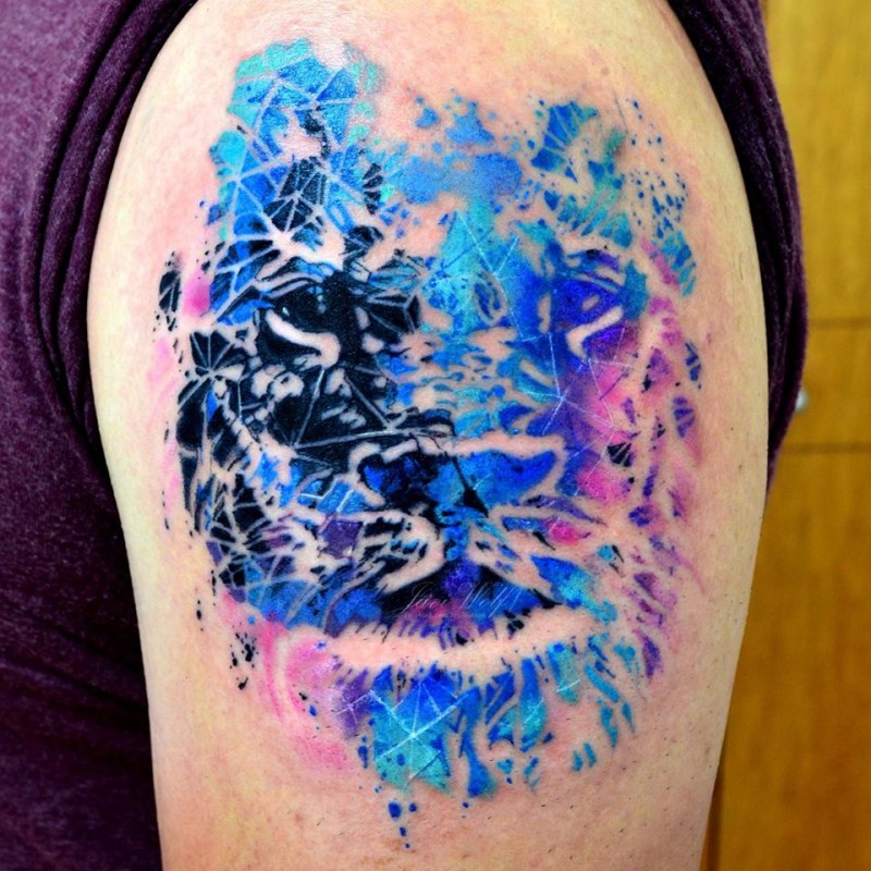 大臂抽象风格彩色好看的狮子纹身图案