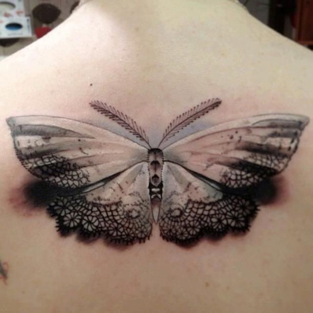 背部惊人的3D蝴蝶彩色纹身图案