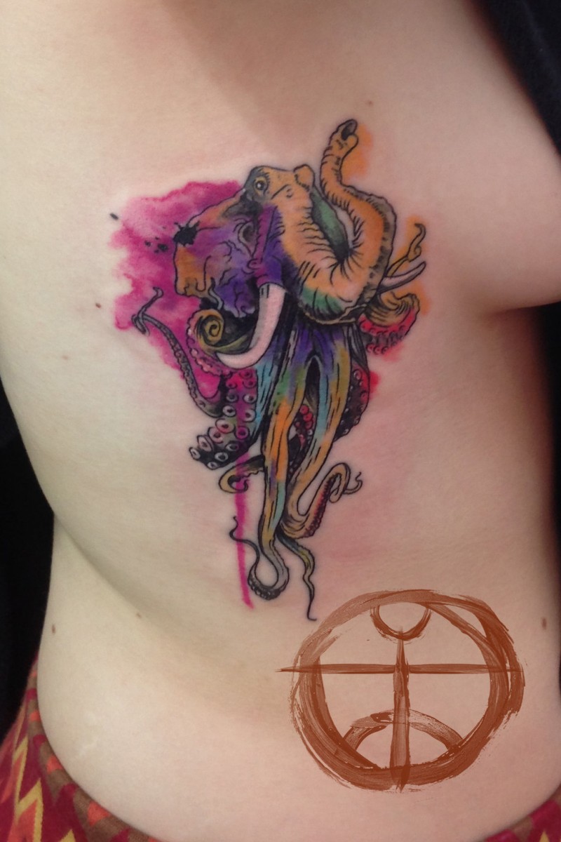 水彩画风格大象和章鱼侧肋纹身图案