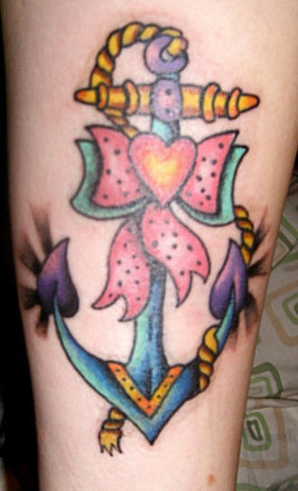彩色少女的船锚和蝴蝶结纹身图案