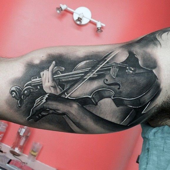 手臂写实的拉小提琴纹身图案