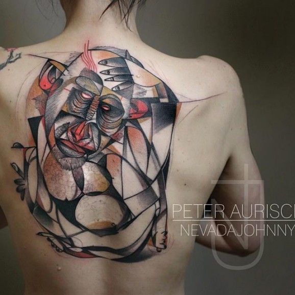 女生背部彩色的大猴个性纹身图案