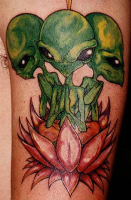 手臂彩色的莲花和小外星人纹身图案