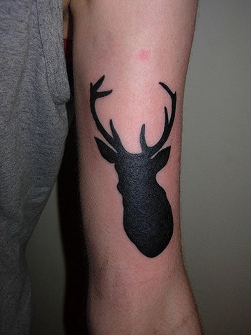 黑色的剪影鹿头手臂纹身图案