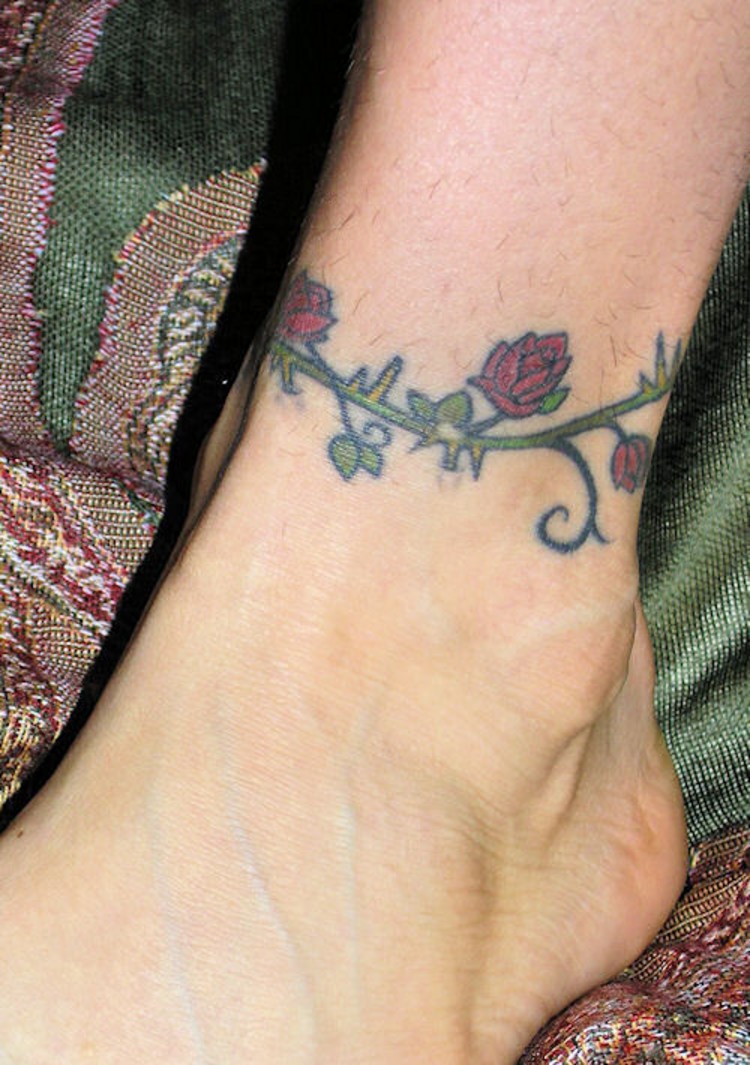 红玫瑰与带刺的藤蔓脚踝纹身图案