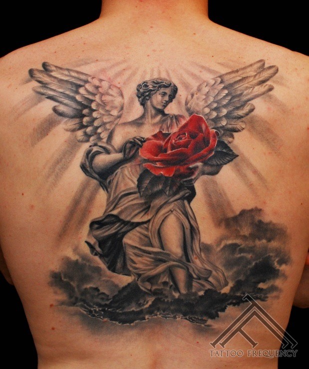红色玫瑰和黑白天使雕像纹身图案