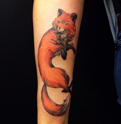 手臂自然的卡通狐狸彩色纹身图案