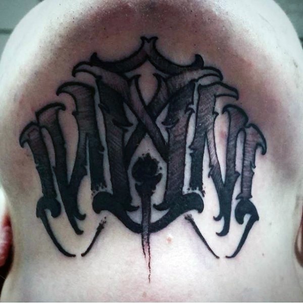 颈部神秘的恶魔般黑色字母纹身图案