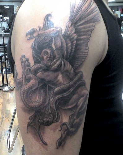 堕落天使与蛇战斗大臂纹身图案