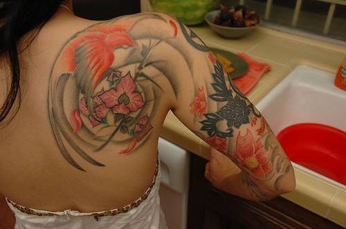 女生背部惊人的鸟为主题艺术纹身图案