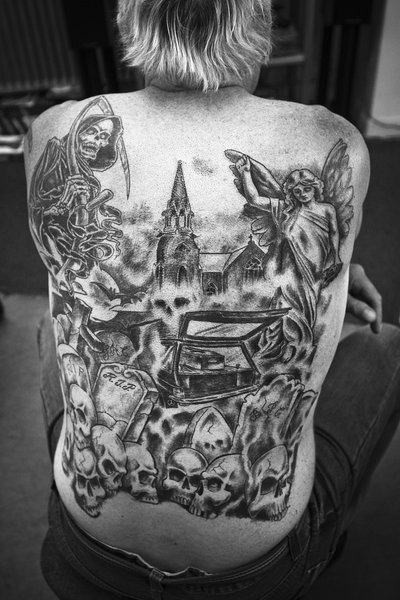 满背黑白各种恐怖的骷髅与天使雕像纹身图案
