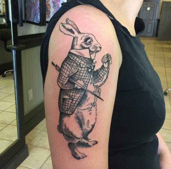 手臂黑色的幻想绅士兔子纹身图案