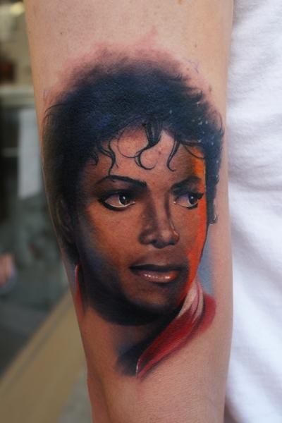 手臂彩绘迈克尔杰克逊年轻肖像纹身图案