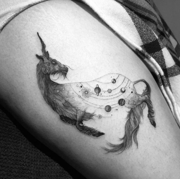 手臂独特的黑白写实山羊结合太阳系纹身图案