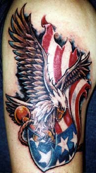 彩色鹰和美国国旗纹身图案