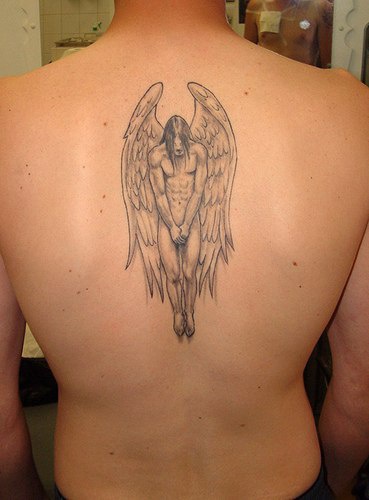 男性背部的裸体男天使纹身图案