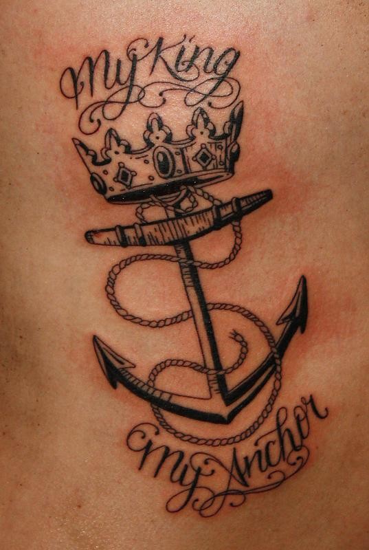 黑白船锚和皇冠字母纹身图案