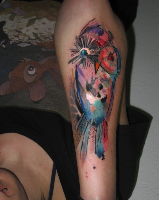 水彩风格彩色的小鸟手臂纹身图案
