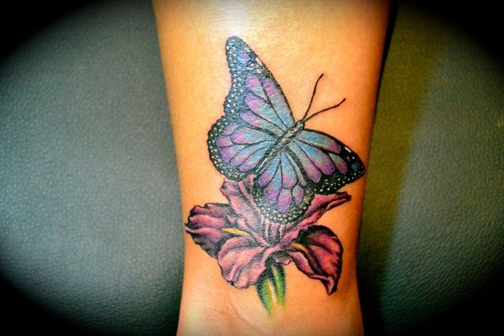 粉色花朵和七彩蝴蝶纹身图案