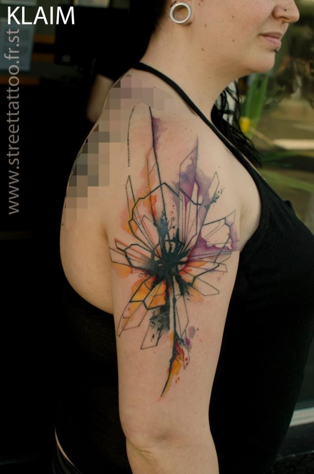 手臂抽象风格的彩色花形饰品纹身图案