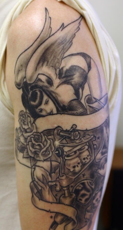 大臂美丽黑暗的魔鬼天使女孩和骷髅纹身图案