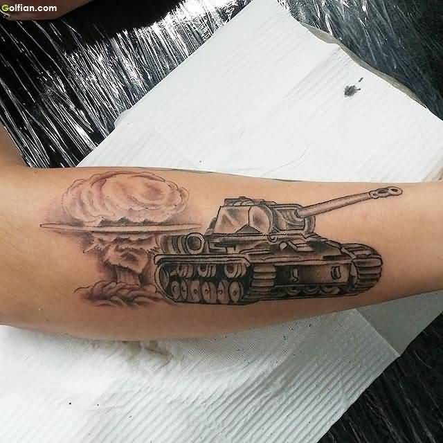 手臂插画风格二战坦克个性纹身图案