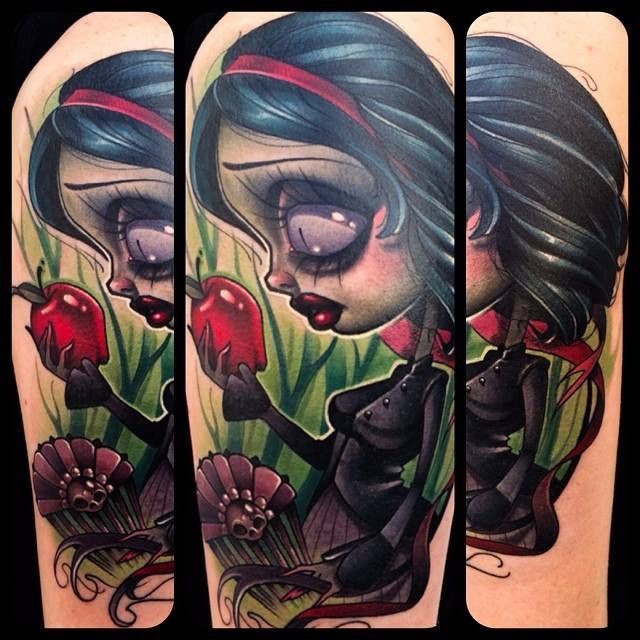 手臂有趣的彩绘小女巫与红苹果纹身图案