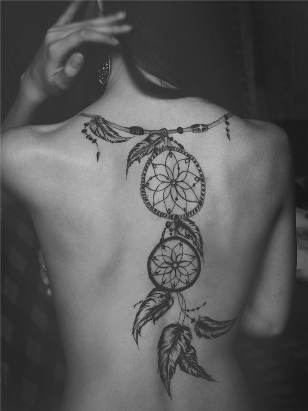 女生背部漂亮的黑白捕梦网纹身图案