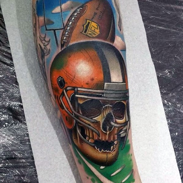 手臂彩色的美国橄榄球运动员骷髅纹身图案