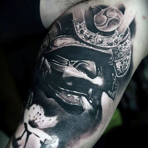 非常逼真的武士头盔与白色花朵手臂纹身图案