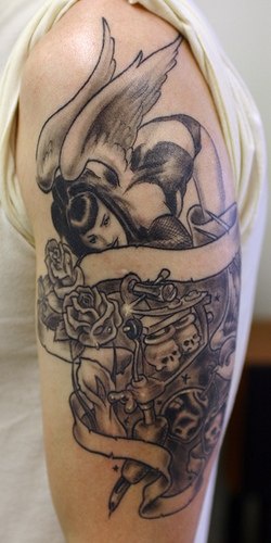 手臂性感堕落天使女孩和玫瑰骷髅纹身图案
