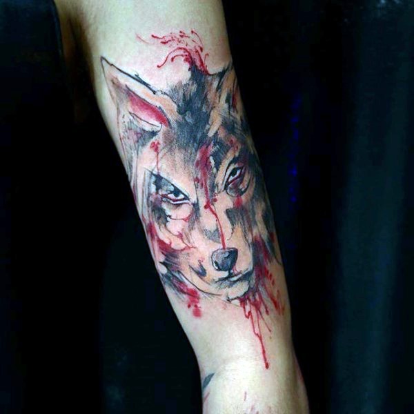 手臂抽象风格的彩色血腥狼纹身图案