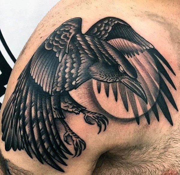 肩部3D黑白神秘的乌鸦纹身图案