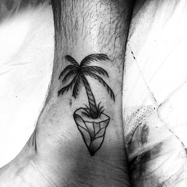 简单的黑色棕榈树脚踝纹身图案