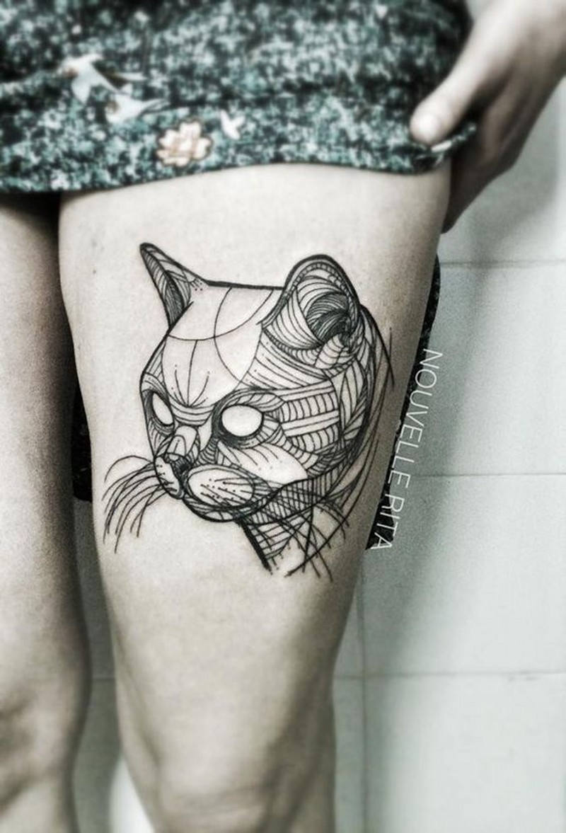 大腿黑色线条的猫头像纹身图案