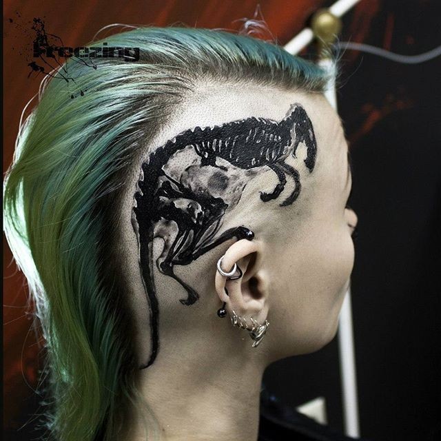 头部黑色的恐龙骨架纹身图案