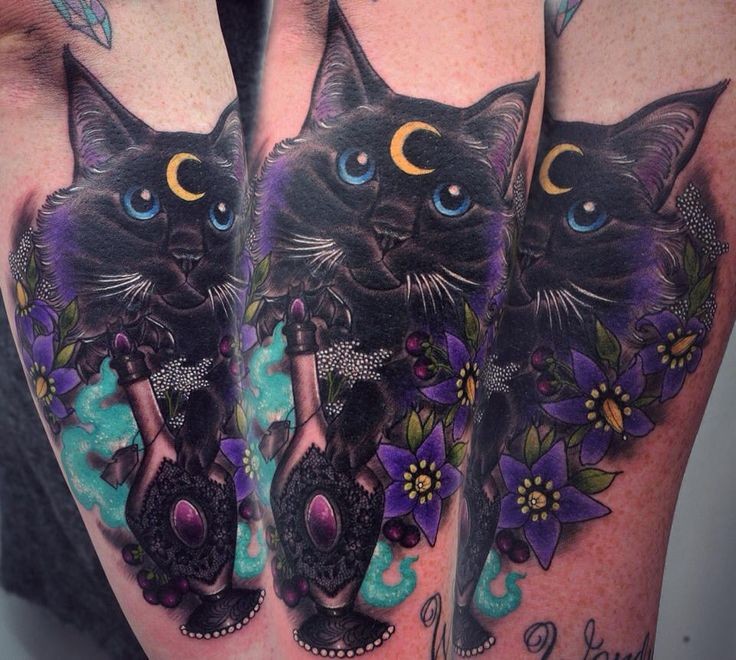 漂亮的彩色猫与花朵和月亮手臂纹身图案