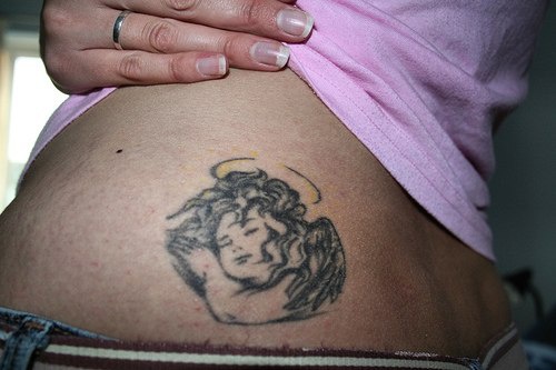 睡梦中的小天使腰部纹身图案