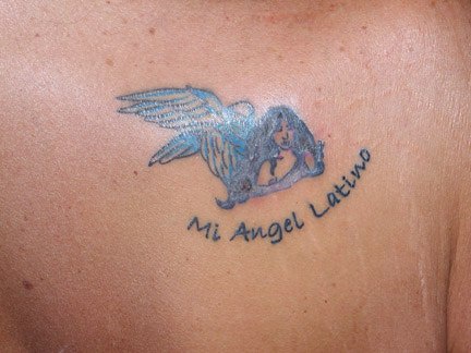 背部西班牙的天使彩色纹身图案
