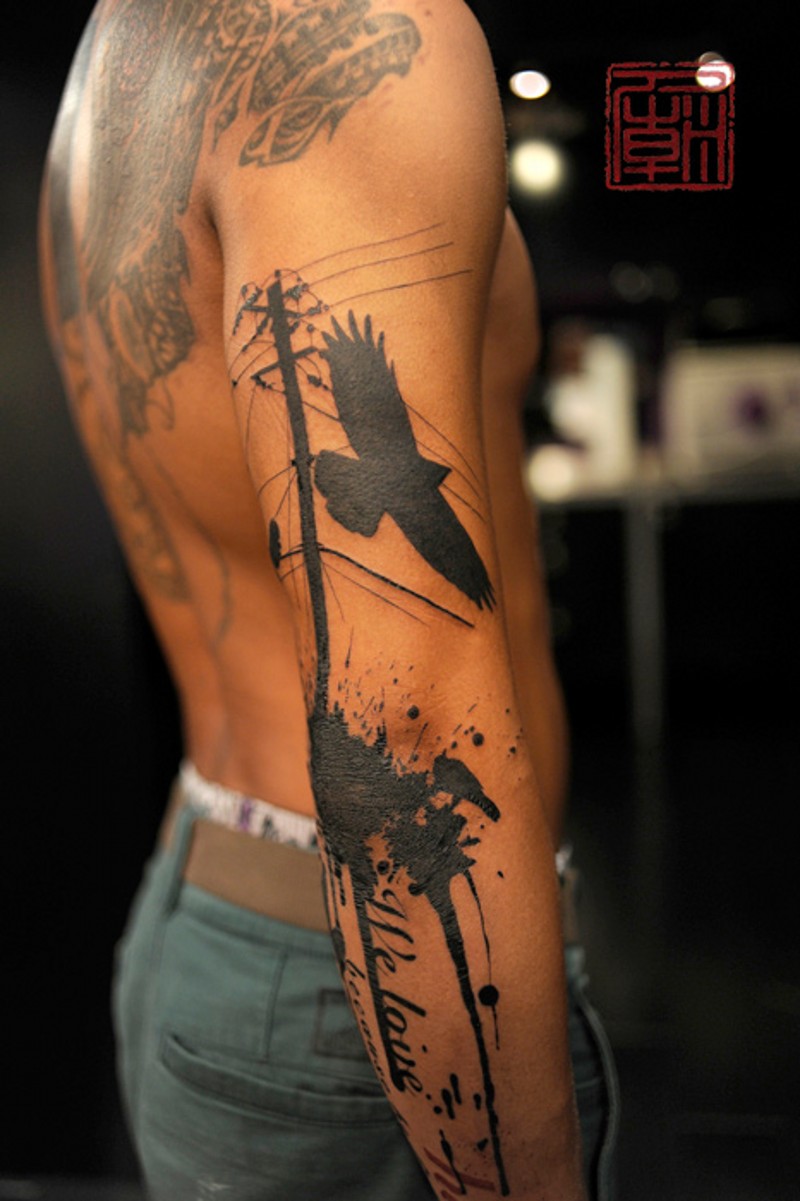 手臂黑色的乌鸦和电力线泼墨纹身图案