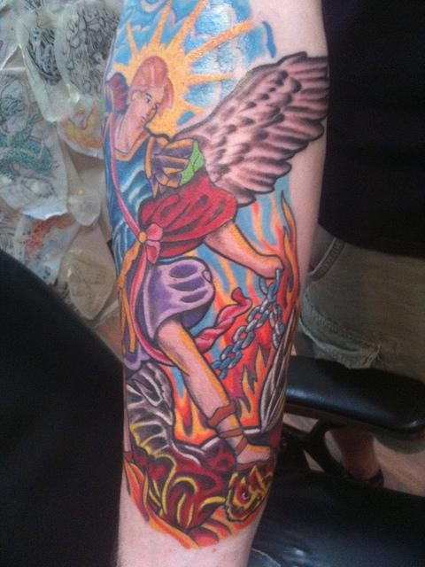 彩色的卡通天使和火焰手臂纹身图案