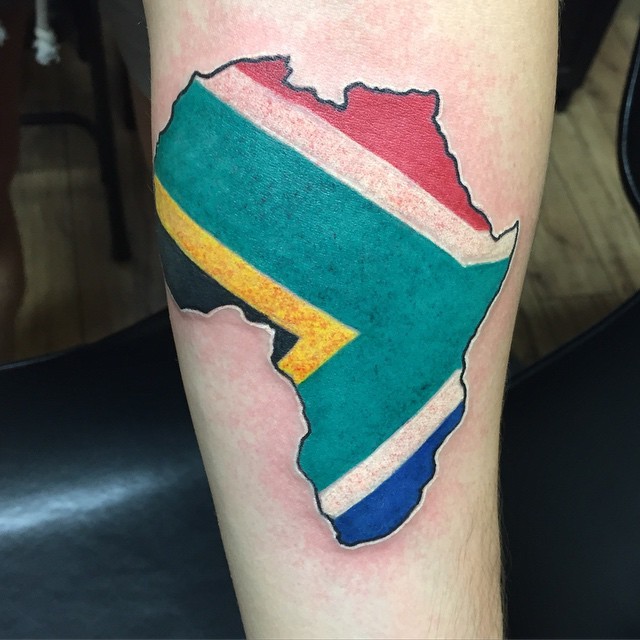 非洲地图彩色手臂纹身图案