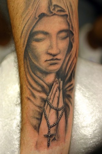 祈祷圣母与念珠纹身图案