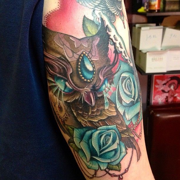 手臂卡通风格神秘的猫头鹰和蓝玫瑰纹身图案
