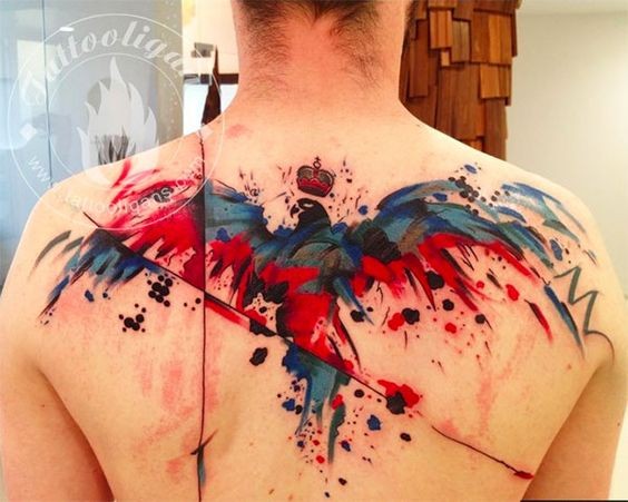 背部抽象风格的彩色大鸟纹身图案