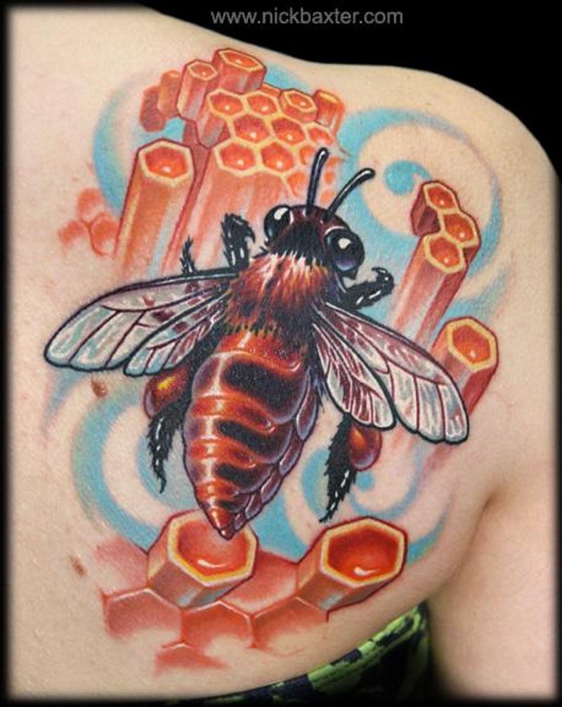 背部美丽多彩的3D彩色蜜蜂与蜂窝纹身图案