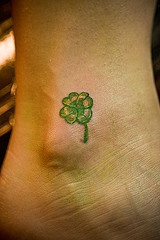 脚踝上绿色的四叶草纹身图案