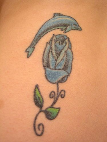 蓝色海豚和蓝玫瑰纹身图案