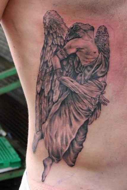 侧肋惊人的天使男性纹身图案