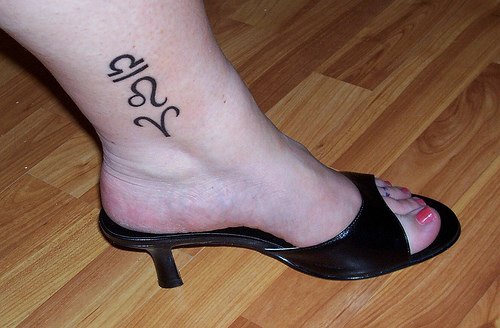 不同的符号脚踝纹身图案